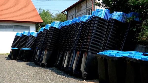 Peste 1.500 de pubele, depozitate în curtea uneii primării din Maramureş. Oamenii nu sunt interesaţi să vină să şi le ridice