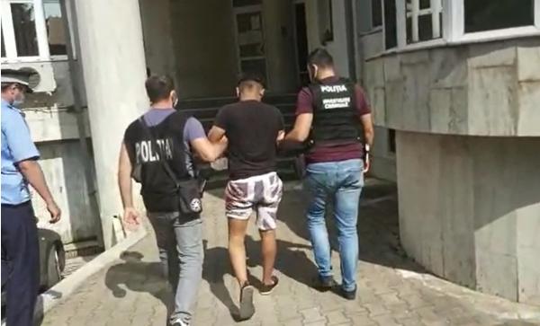 O fată de 19 ani din Gorj a fost ucisă de fostul iubit. După ce a înjunghiat-o, tânărul a pus-o în mașină și a plecat cu ea