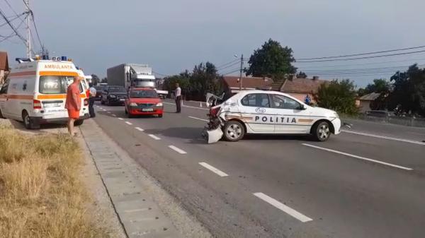 Doi poliţişti din Mehedinţi au ajuns la spital după ce o şoferiţă neatentă a lovit din spate autospeciala
