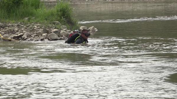 Familie distrusă de durere: Un hunedorean a murit înecat, în încercarea de a-şi salva fiul de 12 ani. Băiatul este însă de negăsit