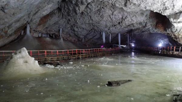 Peştera Gheţarul de la Scărişoara, ideală pentru turişti în zilele toride: "Este ceva unic, foarte rar; parcă nu ai fi în România"