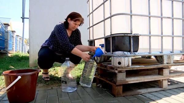 O avarie uriaşă a lăsat fără apă oraşul Zalău și alte 4 localități învecinate. Ca să aibă ce bea, oamenii cară cu sticlele apă de la rezervoarele aduse de pompieri