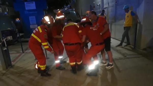 25 de minute de teroare pentru turiştii blocaţi în telegondola din Mamaia. Momentul în care o femeie leşină în braţele salvatorilor