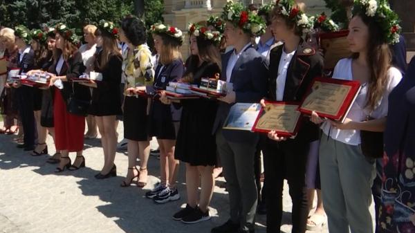 17 elevi de nota 10 din Iaşi au fost răsplătiţi pentru munca depusă. Au primit fiecare câte 1.000 de lei, dar și cărți și diplome