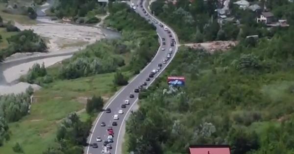 Turiştii au luat cu asalt staţiunile montane pentru a evita canicula din estul României