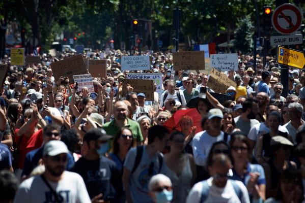 Vaccinarea obligatorie pentru medici, decizie care a scos sute de mii de oameni în stradă, în Franţa: "Veţi avea grijă de voi singuri"