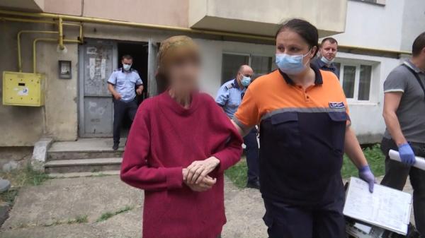 Scene de groază într-un bloc din Suceava. O femeie a fost descoperită legată şi strangulată, într-un sac de plastic: mama şi fratele ei ar fi lăsat-o acolo