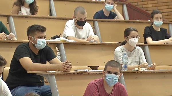 E bătaie pe locurile de la facultăţi: "Concurenţa e foarte mare, 10 pe loc". Viitorii studenţi visează deja la salarii uriaşe: "Un prieten câştigă 10.000 de lei"