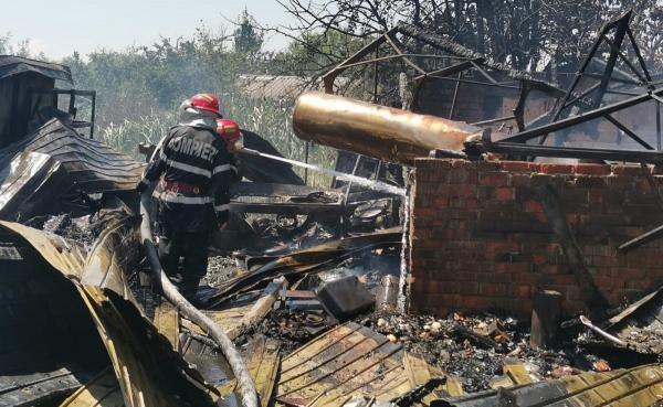 Un pompier a ajuns la spital cu febră mare şi halucinaţii, după o intervenţie la un incendiu, în Tulcea