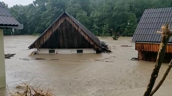 Ciclonul care a provocat moartea a 160 de oameni în Germania şi pagube de miliarde de euro a ajuns în România. Au fost emise 14 coduri roşii în doar 5 ore
