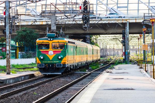 Pasageri ținuți într-o căldură infernală, pe ruta București-Constanța, după o defecțiune la o locomotivă: "Mor de sete, mi-a venit rău în tren!"