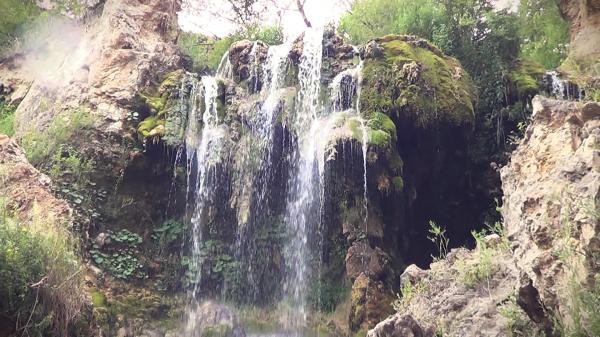 Cascada Moceriş, un peisaj de basm. Turiştii au rămas fascinaţi de frumuseţea locului: "Ne-am ambiţionat să vedem această minunăţie; e splendidă"