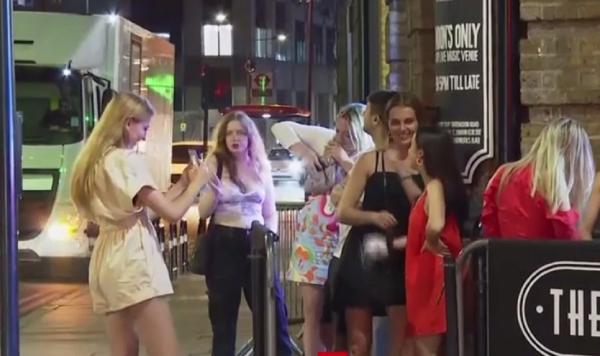 "Ziua libertăţii" pentru englezi, după ce au fost ridicate restricţiile. Între timp, Boris Johnson intră în izolare