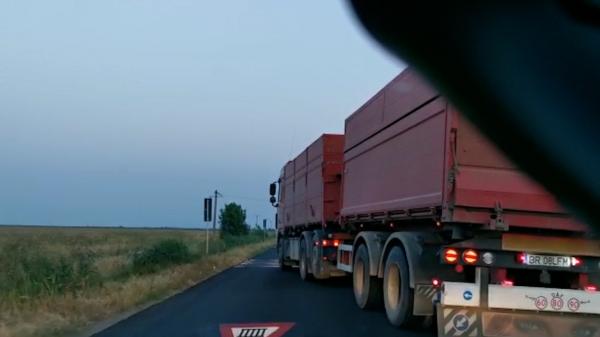 Şofer de TIR filmat cum virează haotic pe contrasens, pentru a împiedica o depăşire: "Este un posibil criminal. Om nu îl pot numi"