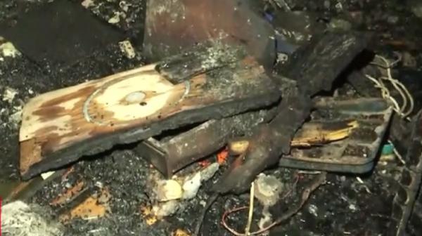 Un băiat de 13 ani a încercat să-şi scoată bunicii din flăcări, în Harghita. Bătrânii au fost găsiţi fără suflare, îmbrăţişaţi