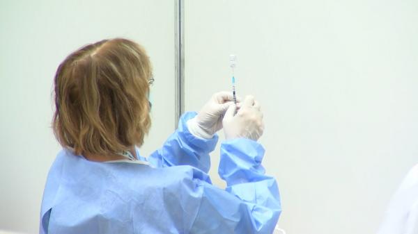 Din toamnă, ar putea începe imunizarea cu a treia doză. Între timp, mai mulţi oameni au rămas fără rapel pentru că s-au închis centrele de vaccinare