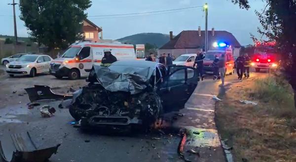 O maşină cu patru tineri s-a înfipt cu viteză într-un TIR, pe un drum din Hunedoara: "Dacă intrau între roţi erau toţi morţi!"