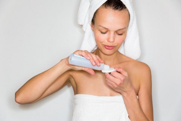 Machiajul în exces, pe timp de vară, poate fi dăunător tenului. Recomandările specialiştilor