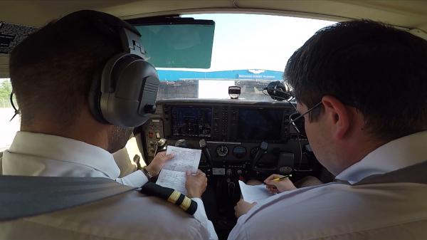 Ce condiţii trebuie să îndeplineşti ca să devii pilot şi cum arată locul de antrenament