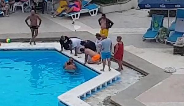 Noi imagini teribile cu fetiţa blocată în scurgerea unei piscine din Mamaia. Calvarul eliberării ar fi durat o oră şi jumătate