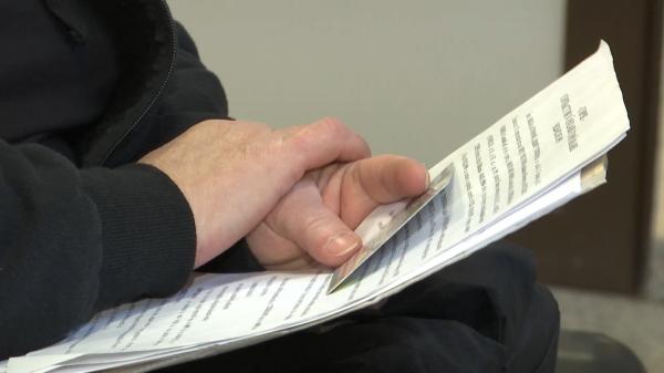 Criza de plastic pentru buletine creşte timpul de aşteptare chiar şi de 10 ori. Mulţi români au găsit o soluţie mai rapidă, dar costisitoare