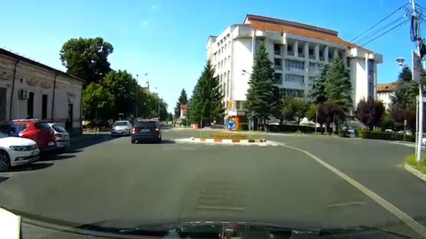 Două şoferiţe, pericol public pe străzile din Gorj: Una a intrat pe contrasens în sensul giratoriu, alta a întors pe linia continuă