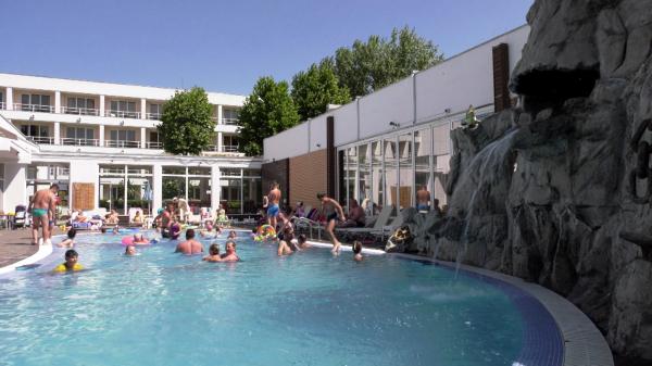 Românii cu copii, tot mai interesaţi de hotelurile care oferă locuri de joacă şi divertisment pentru cei mici: "E un loc minunat, totul e senzaţional"