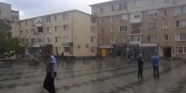Locatarii unui bloc au fost evacuaţi după o alertă cu bombă, în Piteşti. O valiză a fost uitată la intrarea în imobil