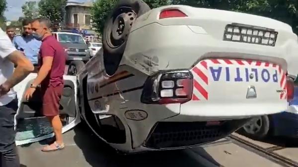 Mașină de poliție răsturnată, în urma unui accident în București: doi poliţişti sunt răniţi