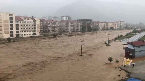 "Ne-a luat şi amintirile. Nu mai avem nimic" | Ciclonul care a făcut prăpăd în Turcia a provocat valuri uriaşe şi pe litoralul românesc