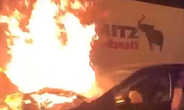 Carambol pe Autostrada A1. Două dintre maşinile implicate au fost distruse de flăcările violente