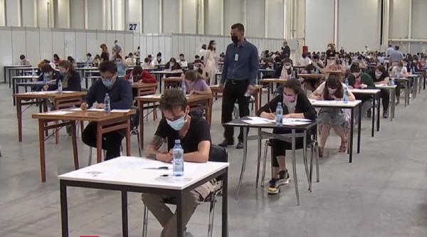 Sute de candidaţi au susţinut astăzi examenul de admitere la Medicină. Taxa anuală a ajuns la 15.000 de lei