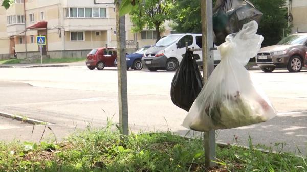 Localnicii din Făgăraș, puși să agațe gunoiul în cui, în fața blocului, la ore fixe: "Sistemul ăsta e de neînţeles. Îşi bate joc de oameni!"