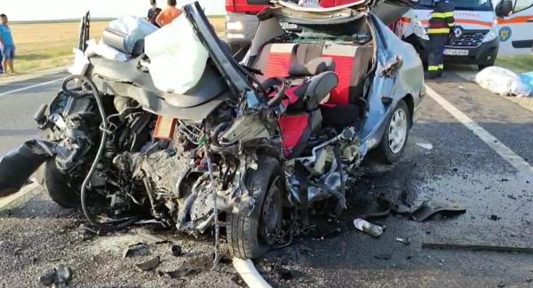 Peugeot spulberat de TIR în Olt, la Negreni. Sunt trei morţi, între care un băiat de 16 ani - VIDEO