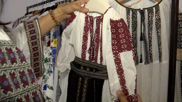 O femeie care şi-a transformat casa într-un mic muzeu a strâns o colecţie impresionantă de piese din portul popular, în Gorj