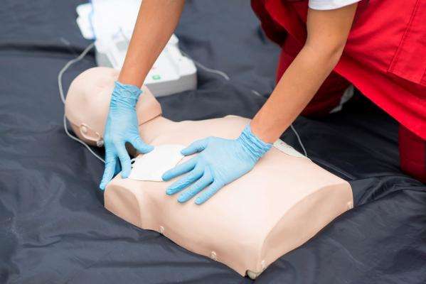 Canicula sporeşte cazurile de înec. Cum se face corect manevra de resuscitare