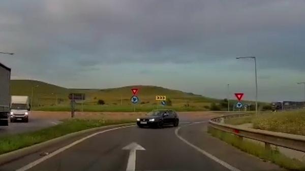 Şofer filmat când intră pe autostrada A3 pe contrasens: Nu s-a oprit. Cât timp eu am stat în sensul giratoriu el nu a dat înapoi