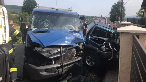 O tânără de 19 ani a murit, după ce maşina în care se afla a fost lovită în plin de o dubă intrată pe contrasens. Accidentul a fost surprins de o cameră de bord
