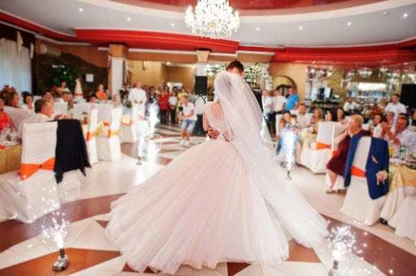 Cum se vor desfășura nunțile și festivalurile de la 1 august. Noul val de relaxări aduce libertăți pentru vaccinați