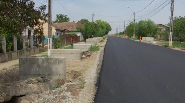 Localnicii dintr-o comună din Timiş s-au trezit peste noapte cu câte doi coloşi de beton, din poartă în poartă: "Nu am mai văzut așa ceva"
