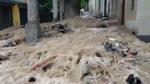 Mai multe vedete riscă să îşi piardă casele de vacanţă, în urma inundaţiilor de proporţii din Italia. Străzile au fost acoperite de şuvoaie, zeci de maşini distruse