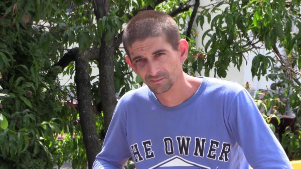 Un tânăr din Gorj susţine că a fost bătut crunt într-o secţie de poliţie: "Au început cu picioarele pe faţă, în cap, mi-au dat cred că cu ceva spray să nu văd cine dă"
