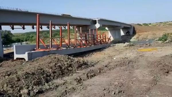 Un pod care trece peste râul Teleorman s-a prăbușit la Orbeasca de Sus. Sunt șase răniţi