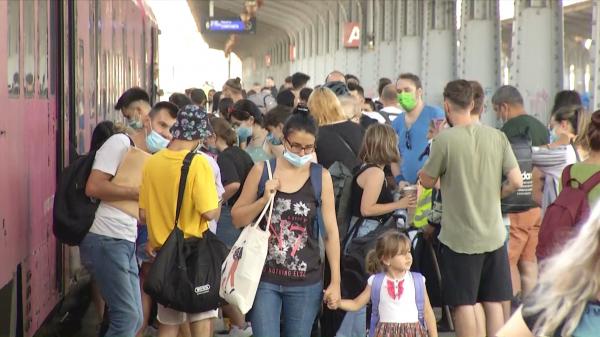 Gara de Nord, mai plină ca niciodată. Trenurile au avut sute de minute întârziere: "Bătaia de joc este normală la noi! S-ar putea să renunţ de tot"