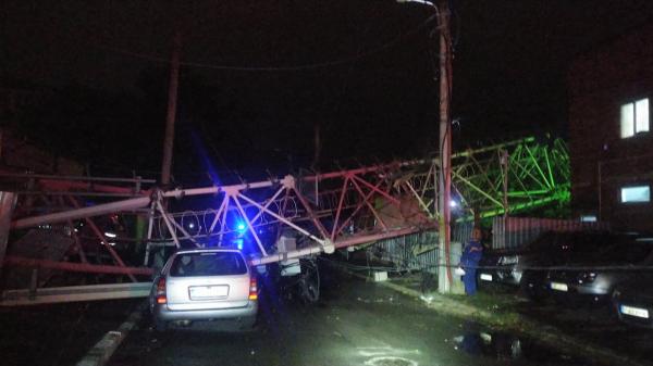 45 de maşini avariate, zeci de copaci rupţi, antenă căzută peste case şi două persoane rănite. E bilanţul provizoriu al furtunii de seara trecută