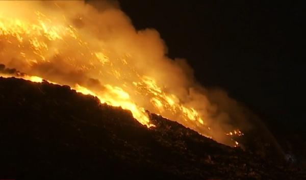 Mesajul autorităţilor, după incendiul de la groapa de gunoi din Arad: "Problema mare este poluarea"