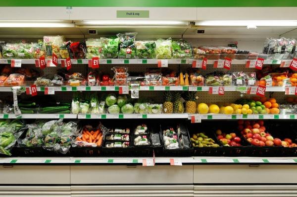 Românii au printre cele mai mici salarii din Europa, dar scot mai mulţi bani din buzunare pentru alimente, transporturi şi vacanţe