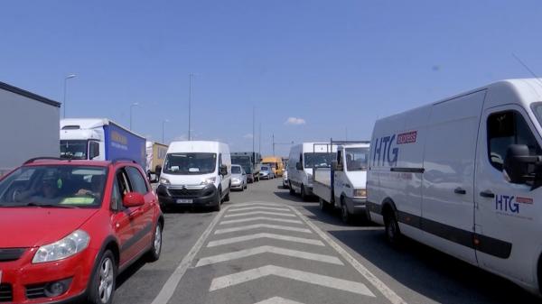 Cozi kilometrice la întoarcerea în ţară. Punctele vamale pline de românii care se întorc din vacanţă