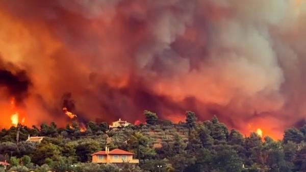 Scene apocaliptice cu incendiul de pe insula Evia. Peste 15 sate au fost evacuate și sute de case au ars. În Rovies flăcările au ajuns pe plajă