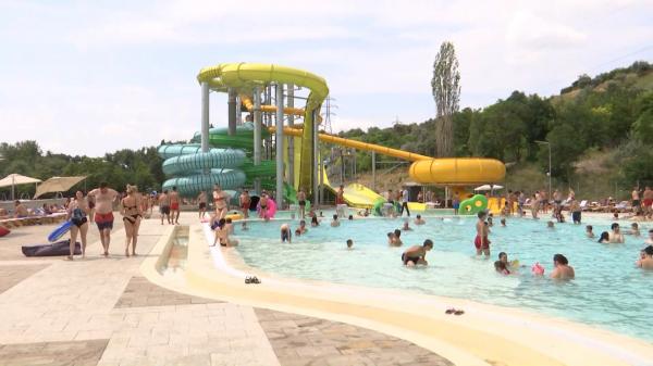 Doi tineri au ajuns la spital după ce s-au ciocnit într-un tobogan din noul aquapark din Galați. "S-a blocat în tub"